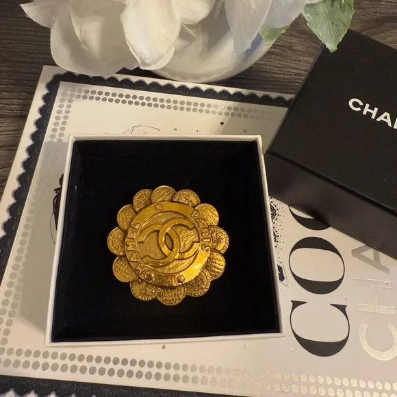 CHANEL Vintage Gold CC Paris Flower Brooch - Picture 8 of 8